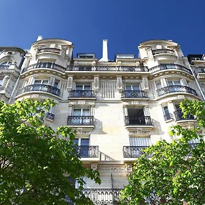 https://outstanding-2-bedrooms-with-a-terrific-eiffel-tower-view.fr-paris.fr